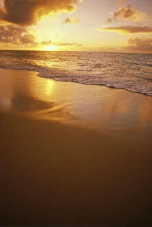 Images Dated 22nd December 1995: Hawaiian Sunset At Beach, Pastel Colors On Sand Reflections And Ocean A34G