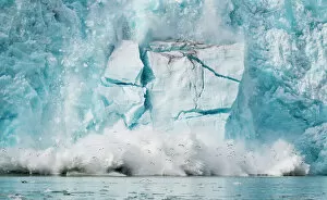 High Res Gallery: Ice from the Monacobreen Glacier crashes into the sea