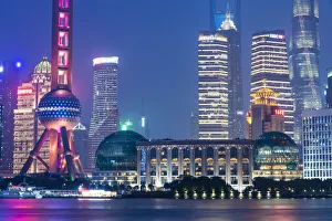 Looking across the Huangpu River (a tributary of the Yangtze) to the Shanghai skyline at dusk; Shanghai, Shanghai Shi Looking across the Huangpu River (a tributary of the Yangtze) to the Shanghai skyline at dusk; Shanghai, Shanghai Shi