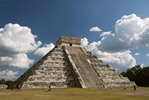 Images Dated 12th September 2006: Mexico, Yucatan, Chichen Itza, El Castillo (also called the Pyramid of Kukulcan)