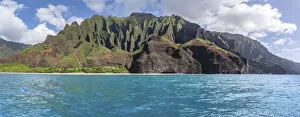 Na Pali Coast with ancient, natural rock formations and Pacific Ocean, Kauai, Hawaii, USA