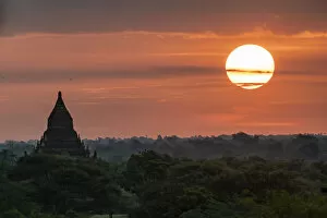 Pagoda at dawn sunrise on the plain of Bagan, Myanmar (Burma)