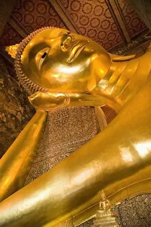 Images Dated 18th April 2007: Reclining Buddha At Wat Pho, Low Angle View