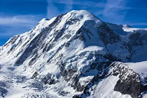 Snow coverd mountain tops in the Swiss Alps on a sunny day at Zermatt, Switzerland Snow coverd mountain tops in the Swiss Alps on a sunny day at Zermatt, Switzerland