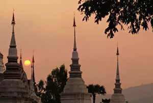 Images Dated 19th January 2001: Thailand, Misty pink sky at twilight; Bangkok