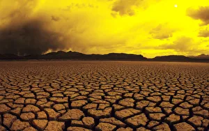 Images Dated 2nd January 2007: USA, California, Cracked mud in dry lake bed in warm afternoon lighting; El Mirage