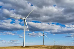 Clean Energy Gallery: Wind turbines on farmland
