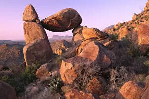 Images Dated 23rd April 1998: Balanced rock in the Grapevine Mountains, Big Bend National Park, Texas