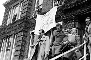 Images Dated 2nd February 1977: 11, 000 people marched in protest to their local Hospital in Hemel Hempstead