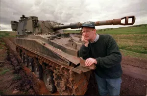 4X4 OFF ROAD INSTRUCTION FOR ROAD RECORD INSTRUCTOR BESIDE BATTLE TANK 4X4 OFF ROAD INSTRUCTION FOR ROAD RECORD INSTRUCTOR BESIDE BATTLE TANK