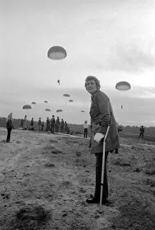 Images Dated 14th February 1975: 9th Independent Parachute Squadron with wife after drop. February 1975 75-00893-008