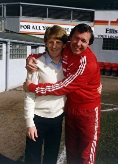 Aberdeen manager Alex Ferguson with arms around Gordon Strachan 1985