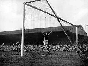 Core61 Gallery: Action during the league match between Manchester United and Everton February 1957