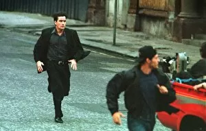 Images Dated 28th July 1997: ACTOR CHARLIE SHEEN FILMING IN GLASGOW JULY 1997 IS SEEN RUNNING BEHIND A MOVING