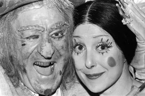 Actor John Pertwee in his role as Wurzel Gummidge with Una Stubbs as Aunt Sally Actor John Pertwee in his role as Wurzel Gummidge with Una Stubbs as Aunt Sally