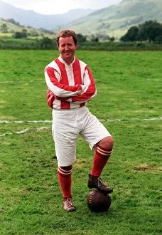 Images Dated 19th August 1998: Actor Jonathan Watson August 1998 in old fashioned football kit during filming of The