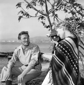 Actor Kirk Douglas having his photograph taken by starlet. D3118-026 Actor Kirk Douglas having his photograph taken by starlet. D3118-026