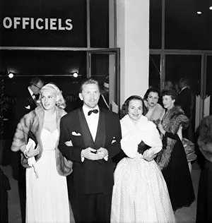 Actor Kirk Douglas with, Olivia de Havilland and Roxanne. D3118-027 Actor Kirk Douglas with, Olivia de Havilland and Roxanne. D3118-027
