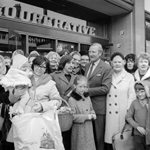Images Dated 16th November 1971: Actor Leslie Phillips was in Newcastle on 16th November 1971 starring in the play The Man