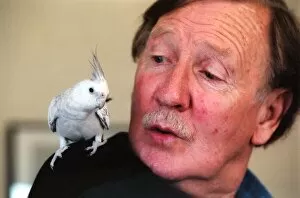Images Dated 11th September 1997: Actor Leslie Phillips with his co star Chazz the cockatiel, at the Theatre Royal