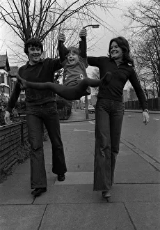 Actor Richard Beckinsale with family Judy Loe and daughter Kate Beckinsale at home Actor Richard Beckinsale with family Judy Loe and daughter Kate Beckinsale at home