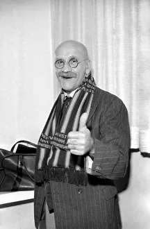 Mirror/0200to0299 00249/actor warren mitchell australia tries decide team Mirror/0200to0299 00249/actor warren mitchell australia tries decide team