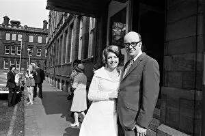 Images Dated 22nd May 1971: Actress Anne Reid marries Peter Eckersley at Jacksons Row Registry Office