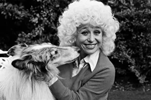 Images Dated 19th October 1980: Actress Barbara Windsor at home. 19th October 1980