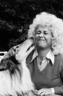 Images Dated 19th October 1980: Actress Barbara Windsor at home. 19th October 1980
