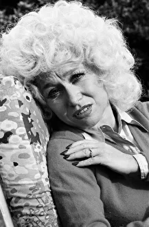 Images Dated 19th October 1980: Actress Barbara Windsor at home. 19th October 1980