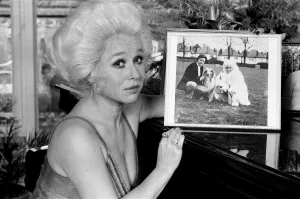 Images Dated 19th October 1980: Actress Barbara Windsor at home. 19th October 1980