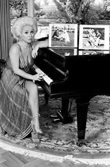 Images Dated 19th October 1980: Actress Barbara Windsor at home. 19th October 1980