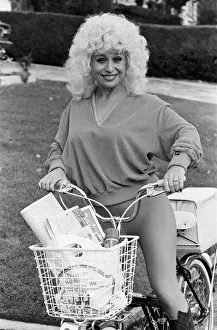 Images Dated 19th October 1980: Actress Barbara Windsor at home. 19th October 1980