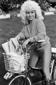 Images Dated 19th October 1980: Actress Barbara Windsor at home. 19th October 1980