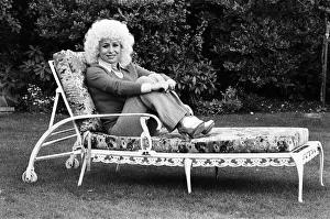Images Dated 19th October 1980: Actress Barbara Windsor at home. 19th October 1980