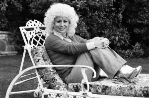 Images Dated 19th October 1980: Actress Barbara Windsor at home. 19th October 1980
