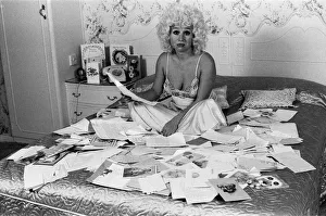 Images Dated 19th October 1980: Actress Barbara Windsor at home. 19th October 1980