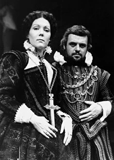 Images Dated 1st January 1972: Actress Diana Rigg and Anthony Hopkins in an Old Vic theatre production of Macbeth