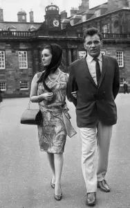 Actress Elizabeth Taylor with her husband Richard Burton stroll in the grounds of Actress Elizabeth Taylor with her husband Richard Burton stroll in the grounds of