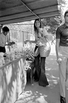 Actress: Jane Birkin shopping in Paris. June 1970 70-6820-007