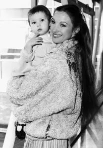 Actress Jane Seymour with her daughter Katy in February 1983 A©mirrorpix Actress Jane Seymour with her daughter Katy in February 1983 A©mirrorpix