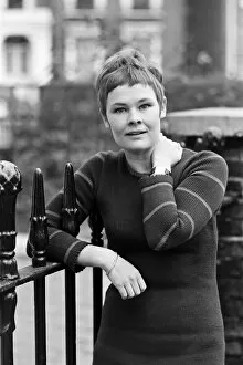 01095 Gallery: Actress Judi Dench at home. 17th November 1967