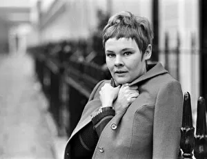 01095 Gallery: Actress Judi Dench outside her home. 17th November 1967