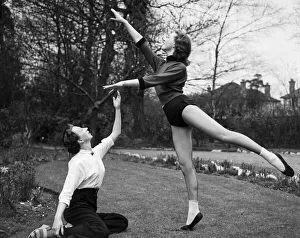 Actress Julie Andrews learning to Ballet dance. 12th April 1954 Actress Julie Andrews learning to Ballet dance. 12th April 1954