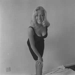 Images Dated 20th December 1970: Actress Julie Goodyear December 1970 who became the nations favourite landlady when she