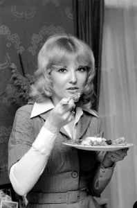 Mirror/0000to0099 00057/actress lyn paul seen home sonia allison daily Mirror/0000to0099 00057/actress lyn paul seen home sonia allison daily