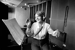 Images Dated 12th June 1980: Actress Penelope Keith makes a record about a Dachsund dog. June 1980 80-03067-006