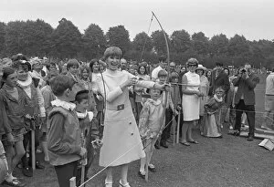 Images Dated 27th June 1970: Actress Wendy Craig paid a visit to Warwick to open the Emscote Lawn School Elizabethan