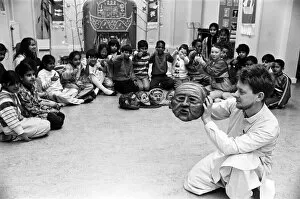 Images Dated 25th March 1991: Adam Strickson, of Chol Theatre, gives a storytelling performance at Mount Pleasant
