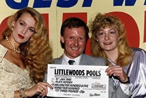 Images Dated 31st January 1990: Alan Hepden Winner of 1.5 Million Pounds from the Pools presented with the Cheque
